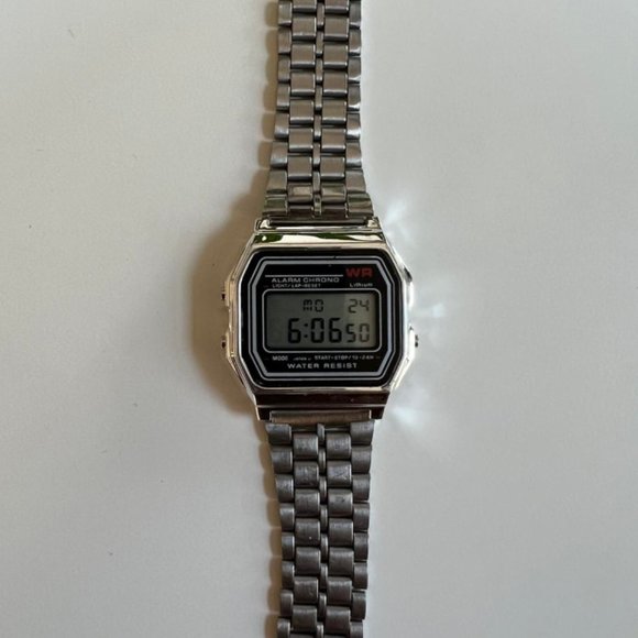 Y2K 2000s vintage retro casio like style silver waterproof stainless steel watch - Picture 5 of 6